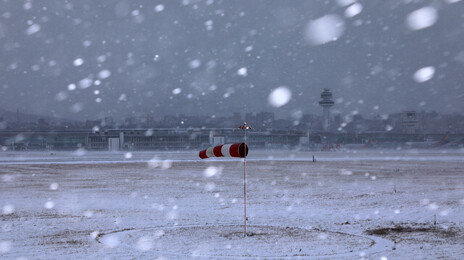 제주에 18cm 폭설로 1만여 명 발 묶여…빙판길로 사고도 잇달아