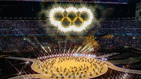 성화에 빛 더한 보첼리-다빈치 오마주한 성화대…밀라노 올림픽 막 올랐다