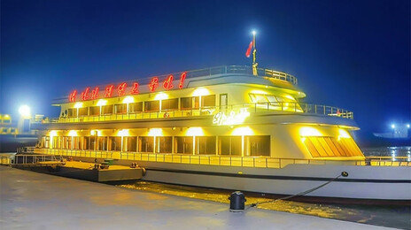 北 대동강에 호화 유람선…“연회장서 선상 결혼식 가능”