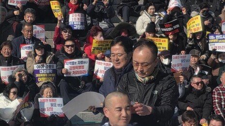 김진태 지사 국회앞 삭발…“강원특별법 또 뒷전으로 미루나”