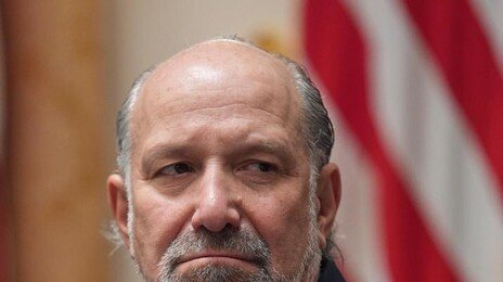 “러트닉, 엡스타인 문서 250건에 등장”… 공화서도 “물러나라”