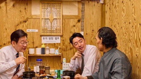 시장 찾은 李대통령, 국밥 식사 “정책, 현장서 답 찾아야”