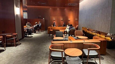 “승무원 30~40명 몰려 짐 방치”…광화문 스타벅스 민폐 이용 논란