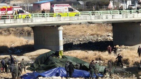 李 “조종간 놓지 않은 숭고한 희생”…헬기 사망 조종사 2명 애도