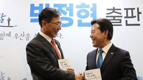 안희정, 8년만에 공식석상 등장…여성단체 “당장 활동 중단하라”