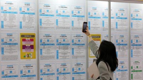 청년 취업문 더 좁아졌다…실업자 2만명 늘고 고용률 1.2% 하락