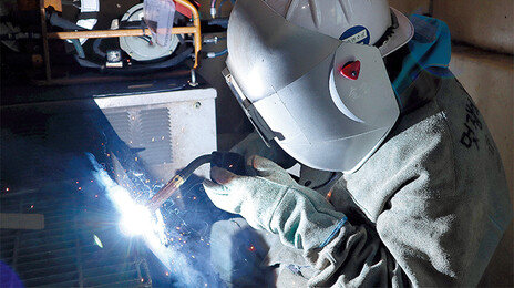 K조선, 외국인 숙련공 끊길 위기…“인건비 뛰면 中과 경쟁 못해”