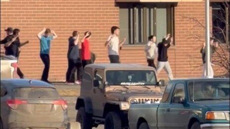 캐나다 총기난사범, 18세 트랜스젠더 여성…“가족 살해 후 학교로”