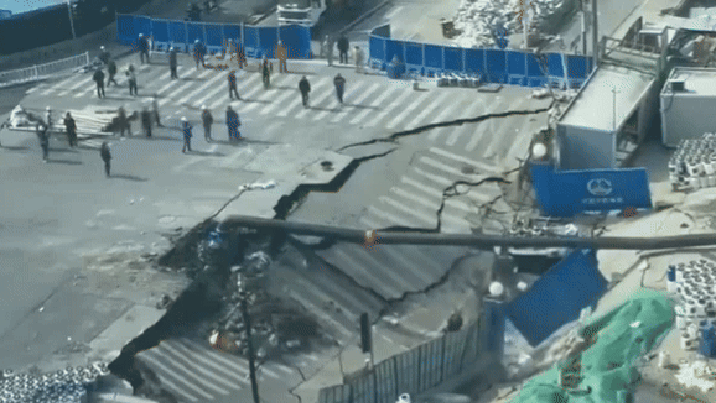 中상하이서 대형 땅꺼짐…컨테이너까지 빨려들어가