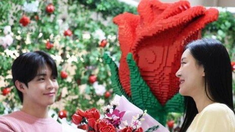 생화 밀어내는 ‘장난감 꽃다발’…“안 시들어” vs “농가 위기”