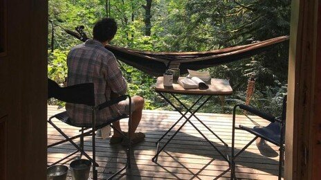 맨손 청년, 오두막집 고치며 삶을 다시 짓다 [책의 향기]