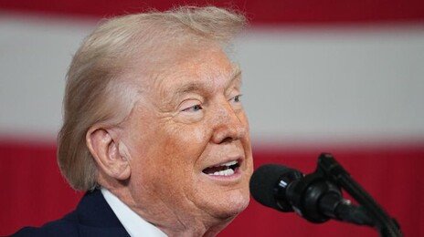 트럼프, 이란 겨냥 항모 추가 투입…“정권 교체가 최선”