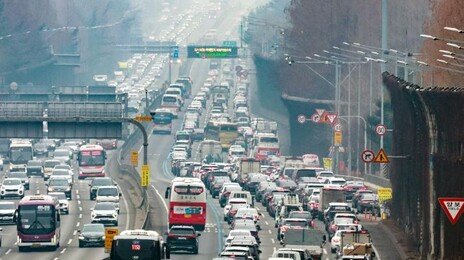 ‘설 연휴 첫날’ 귀성길 정체 시작…서울→부산 6시간10분