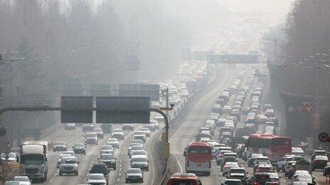 설 연휴 둘째날 귀성길 정체 낮 12시 절정…서울→부산 6시간50분