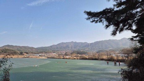 얼음낚시하다 저수지 빠진 60대, 40분간 얼음판 붙잡고 버텨