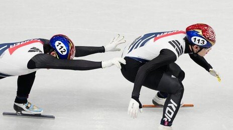 男쇼트트랙, 계주 ‘완벽 팀워크’로 조 1위 결선행…20년만에 金 도전
