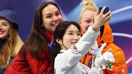 넘어져도 일어난 ‘람보르길리’ 김길리…1000m 동메달 따냈다