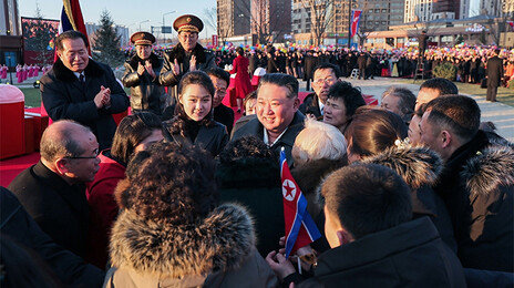 김주애, 시민들 껴안으며 이례적 스킨십…후계 구도 굳히기?