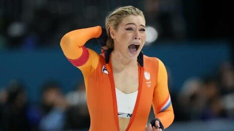 金딴뒤 지퍼 내려 스포츠 브라 노출…“14억 가치”