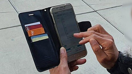 “스마트폰 보느라” 7080 목디스크 환자 8년새 50% 늘어