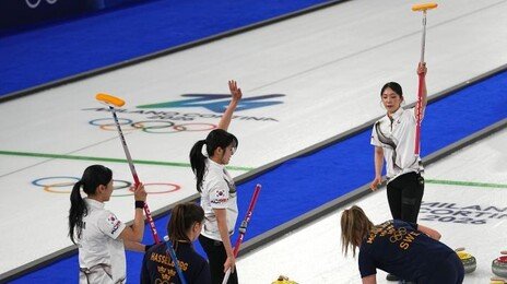 첫 엔드부터 ‘빅 엔드’…韓컬링, 강호 스웨덴에 8-3 대승 ‘4강행 불씨’