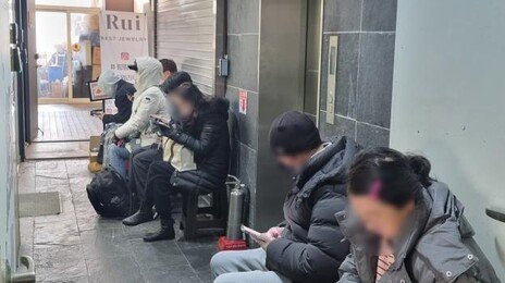 金값 조정에 “빨리 팔자” “지금 사자”… 금은방도 ‘오픈런’