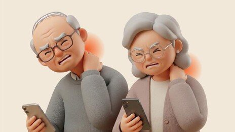 스마트폰에 푹 빠진 어르신들… 70대 이상 목디스크 50% 급증