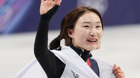 위기의 순간 버텨낸 ‘쇼트트랙 여왕’ 최민정… 역대 최다메달 타이 새 역사