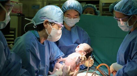 “심장 몸 밖으로 나온 태아 살렸다” 생존 확률 1% 기적