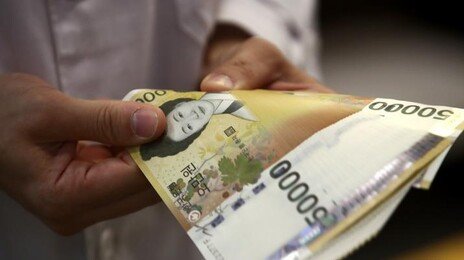 ‘월 400은 벌어야 평균?’…절반은 한달 300만원 못 번다