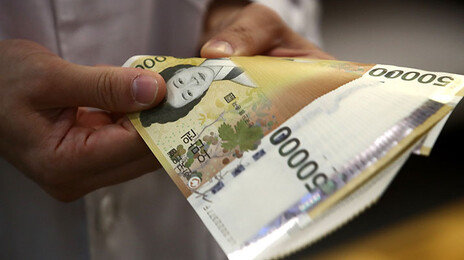 ‘월 400은 벌어야 평균?’…절반은 한달 300만원 못 번다