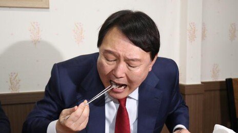 ‘무기수’ 윤석열 둘째 날 점심 순대국밥·찐 고구마…저녁은 소고기 해장국