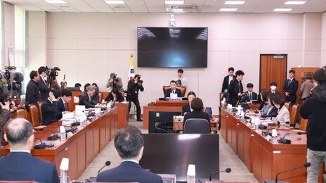 與 “전두환 2년만에 풀려난 탓에 내란 재발”…사면금지법 강행