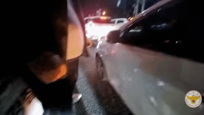 흉기 휘두르고 車 훔쳐 도주…유리창 격파해 검거한 경찰