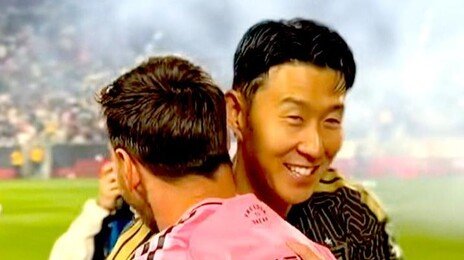 손흥민, 메시와 첫 맞대결서 판정승…7만명 관중 기립박수