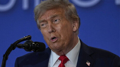 무장 20대男, ‘트럼프 사저’ 침입하려다 사살…“열렬한 트럼프 지지자”