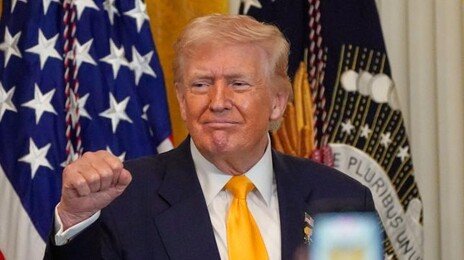 “트럼프, 참모 회의서 하메네이 축출 군사작전 가능성 언급”