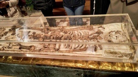 ‘가난한 자들의 성자’ 성 프란치스코 유해 공개