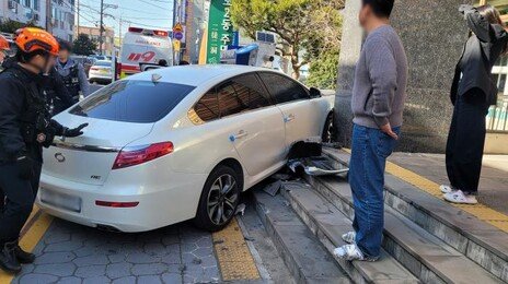 80대 몰던 승용차, 주민센터 돌진…운전자 부상