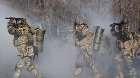 러우전쟁 4주년 앞두고 맞불 공세… 국경선 확정에 사활