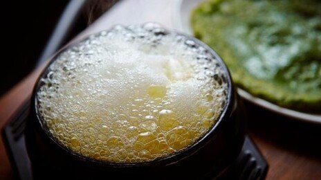 “먹을까 말까?”…보글보글 ‘찌개 위 거품’, 이땐 걷어내야 [알쓸톡]