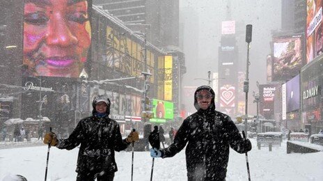 美 뉴욕 덮친 60cm ‘눈폭풍’…스키·썰매 즐긴 시민들