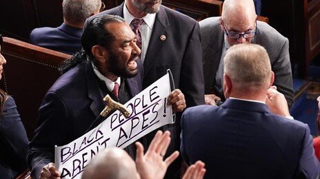 “흑인은 유인원이 아니다”…트럼프 면전에 팻말 들고 항의한 美민주 의원