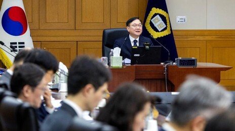 與, 위헌논란 법왜곡죄 상정 1시간전 땜질 수정…추미애 등 강경파 반발