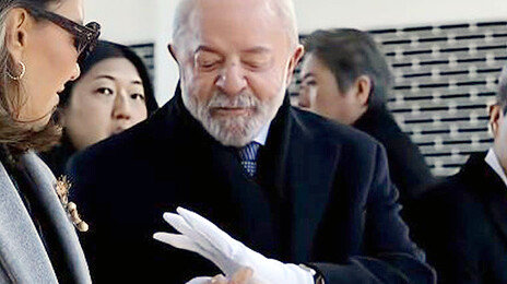 룰라에 제공된 ‘네 손가락 장갑’…“여보 이거 좀 봐요” 감탄