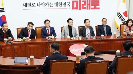 국힘 지지율 10%대 추락…TK서도 동률, 全연령대 민주 우위