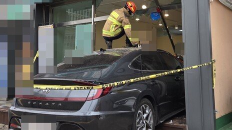 제주서 80대 몰던 승용차, 앞차-음식점 잇달아 ‘쾅쾅’…3명 다쳐