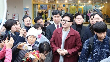 한동훈 “당권파 돕기 위해 백의종군 하라?…사실상 계엄 옹호하는 것”