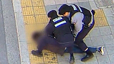 60대 정신질환자 흉기 들고 태백 시내 배회…경찰이 덮쳐 잡았다