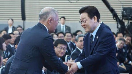 새만금 투자 정의선 손잡은 李 “정주영 회장님 자랑스러워할 것”